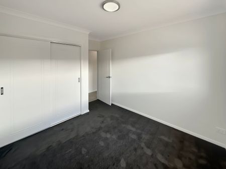 As new villa within a gated estate - Photo 5