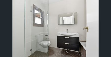 Classic sandstone facade - Photo 4