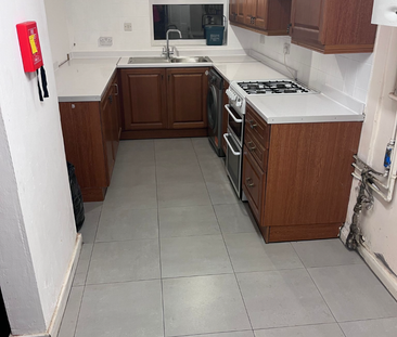 5 Bed Student Accommodation - Photo 3