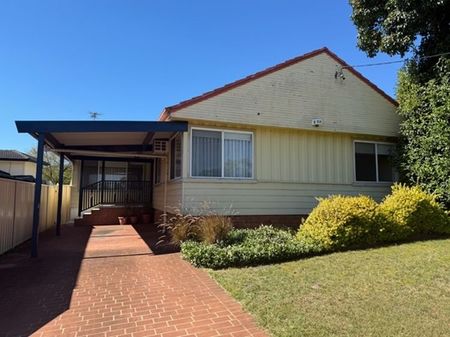 SPACIOUS FAMILY HOME !!! - Photo 2