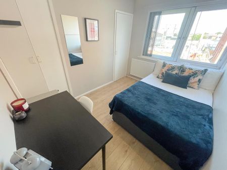 5 bedroom flat to rent - Photo 4