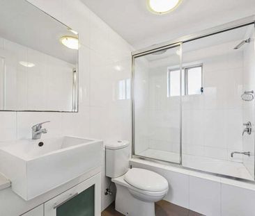 Spacious Modern Townhouse with Multiple Living Areas & Entertainer'... - Photo 4