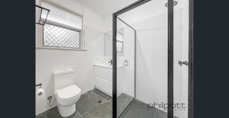 FIVE BEDROOM FAMILY HOME! - Photo 2