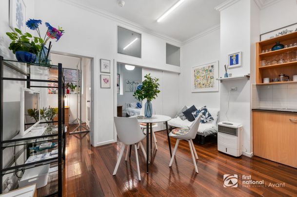 Fully furnished 2 bedroom apartment on Lonsdale Street! - Photo 1