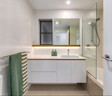 Spacious Ground-Floor Apartment with Private Courtyard - Photo 1