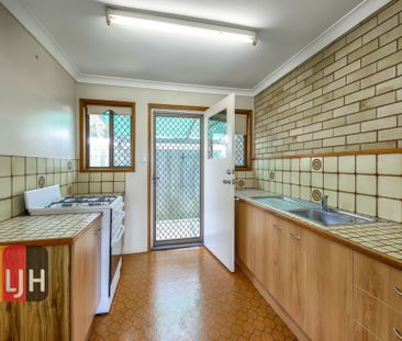 AIR CONDITIONED, GROUND FLOOR UNIT CLOSE TO WATER ! - Photo 4