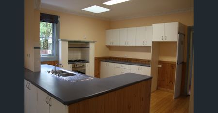 4 Bedroom Home in the heart of Croydon. - Photo 5