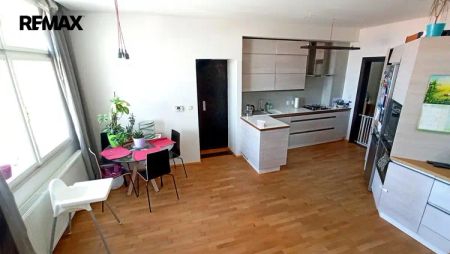 Krásný Vinohradský Loft 3kk s rohovou kupolí. - Photo 5