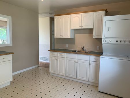 2 bdrms up 2 bdrms down well maintained Main Floor home in Winston heights! - Photo 5