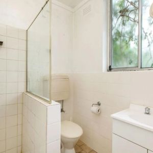 One Bedroom with Courtyard - Close to Transport - Photo 2