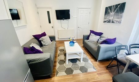 5 double Bedroom student house in a fantastic location - Photo 3