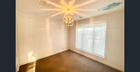 🏡 Fantastic Family Living by the Park! - Photo 4