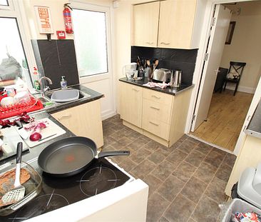 House - Terraced For Rent Queen Street, Pontypridd - Photo 1