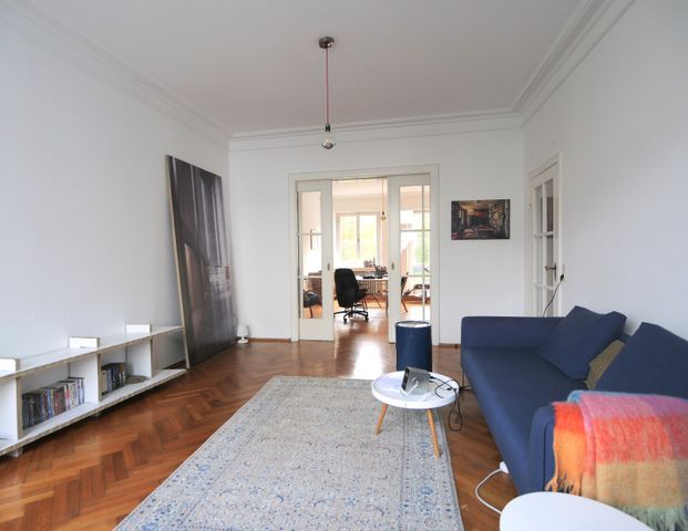 Altbaujuwel am Stadtgarten: Repräsentative 7-Zimmer-Maisonette mit 3 Balkonen & Dachterrasse! - Foto 1