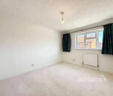 Whitebeam Gardens, Farnborough, GU14 - Photo 3