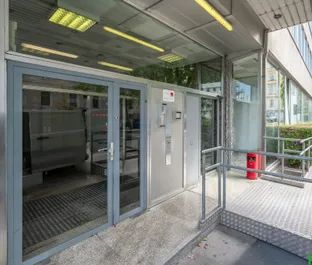 Moderne 2-Zimmer-Wohnung mit Fernblick - Top Lage mit Küche! - Photo 3