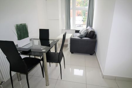 Flat 1, 23 Clarendon Place, LS2 9JN, Leeds - Photo 3