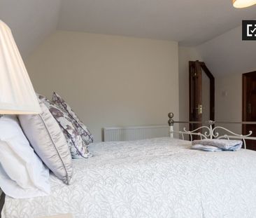 Room for rent in 4-bedroom house in Shankill, Dublin - Photo 1