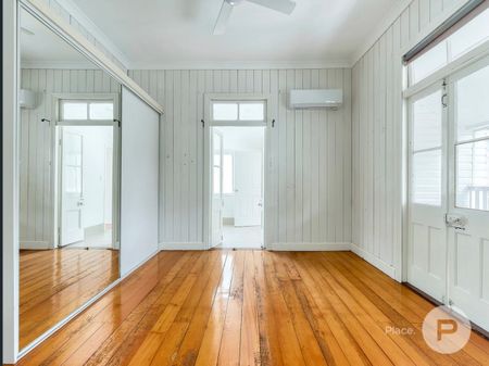 Elevated Inner-City Living in a Blue-Chip Kangaroo Point Address - Photo 3