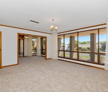 Spacious Family Home with Pool - Gardening & Pool Maintenance Included - Photo 2