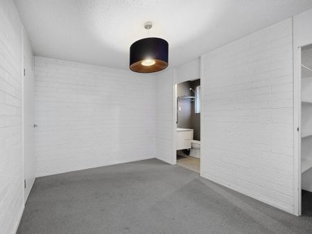 Renovated Ground Floor Apartment - Photo 3