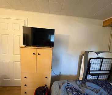 Chambre rénovée, avec lavabo et toilette, à Louer - Photo 3