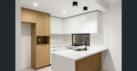 5 bedrooms, 2.5 bathrooms, double garage premium Luxury townhouse - Photo 3