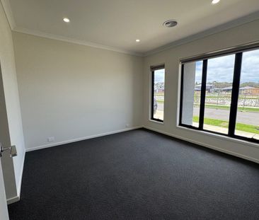 Near new 3 bedroom home! - Photo 2