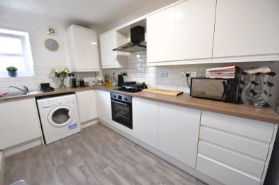 2 bedroom Flat in Flat 4, Leeds - Photo 4