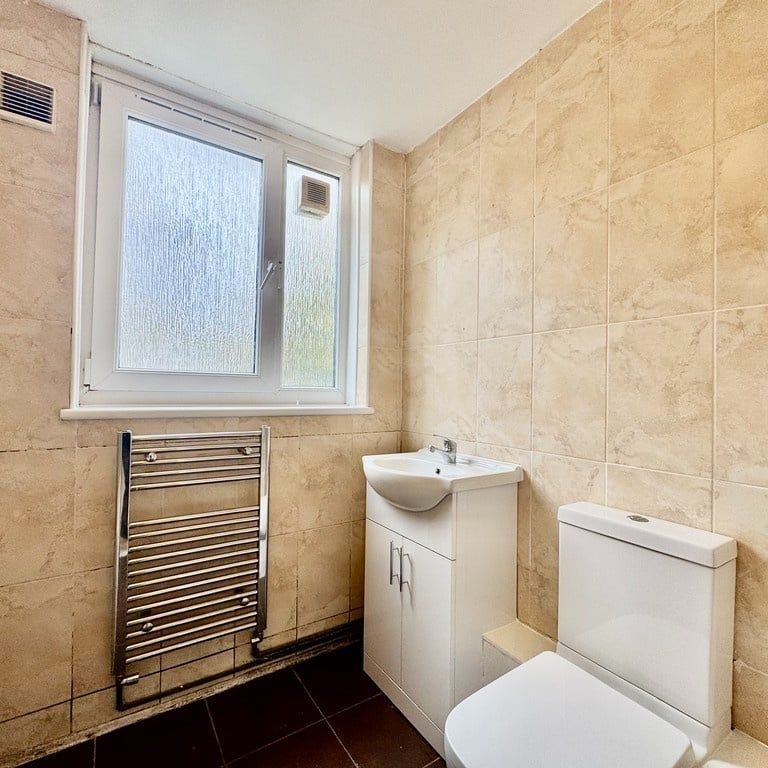 4 Bed Terraced House, Blomfield Court, SW11 - Photo 1