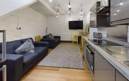 Spacious 5-Bed Hidden Gem in Central Hove Room 2 - Photo 2