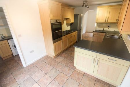 Rosebay, Wokingham, Berkshire, RG40 - Photo 3
