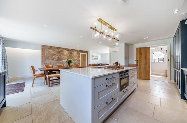 4 bedroom detached house to rent - Photo 1
