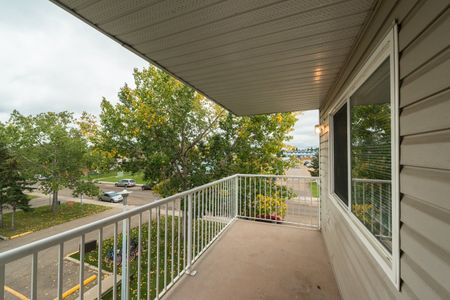 West Edmonton Court - Photo 5