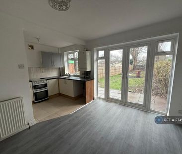 3 bedroom semi-detached house to rent - Photo 5