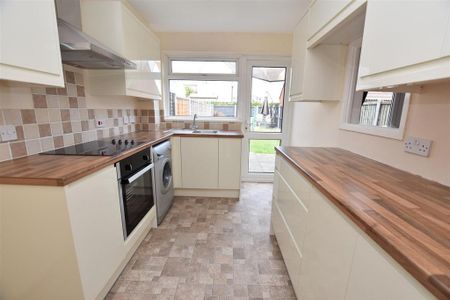 3 bedroom end of terrace house to rent - Photo 2