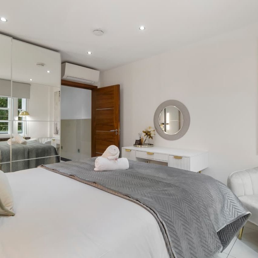 4 Bed Flat, Cumberland Court, W1H - Photo 1