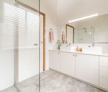 SPACIOUS AND MODERN FAMILY HOME IN AN IDEAL LOCATION - Photo 5