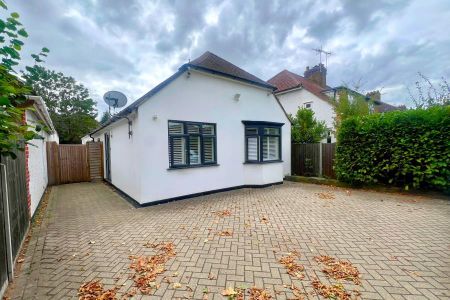 4 bedroom detached bungalow to rent - Photo 2