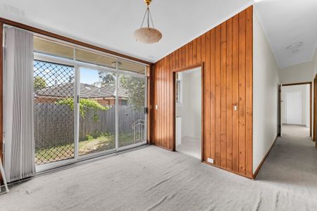 Comfortable Family Home in Prime Glen Waverley Location - Photo 3