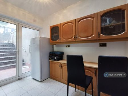 1 bedroom in a house share to rent - Photo 5