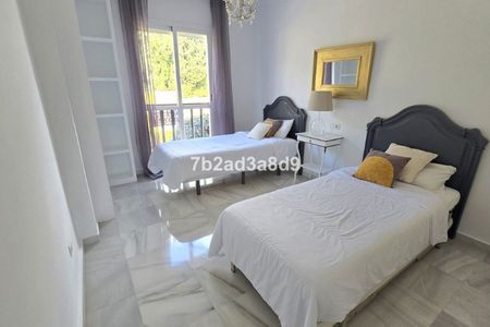 2 Bedroom Apartment For Rent in Nueva Andalucía, Málaga - Foto 2
