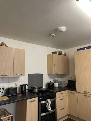 1 bedroom in a flat share to rent - Photo 1