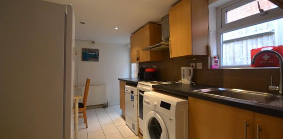 1 bedroom Flat To Let - Photo 2