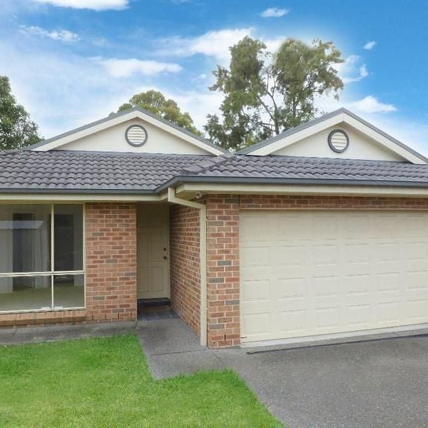 Four bedroom family home with brand new carpet - Photo 1