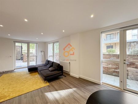 Dickinson Court, Whelan Road, London W3 - Photo 3