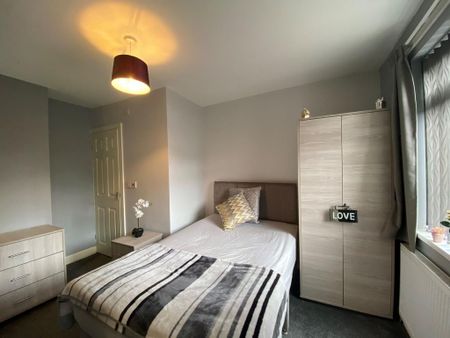 1 bedroom in a house share to rent - Photo 2