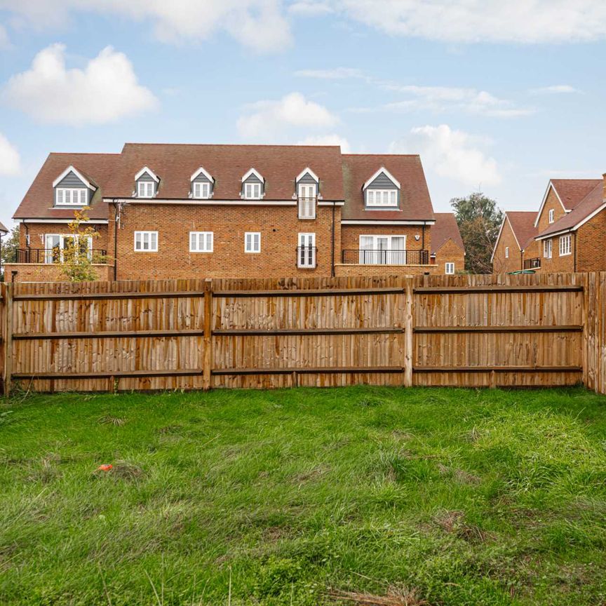 Beatrice Square, Tadworth - Photo 1