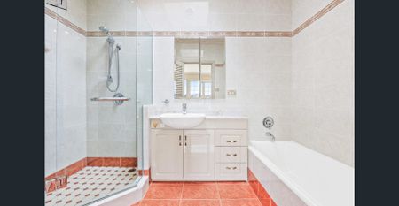 ABSOLUTE WATERFRONT, NORTH-FACING HOUSE WITH PRIVATE JETTY IN PRESTIGIOUS MOSMAN STREET - Photo 4