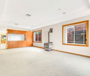 Sun-Filled, Two Level Four (4) Bedroom Family Home With A Large All... - Photo 3